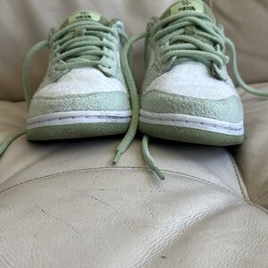 Nike dunk low se honeydew fleece green